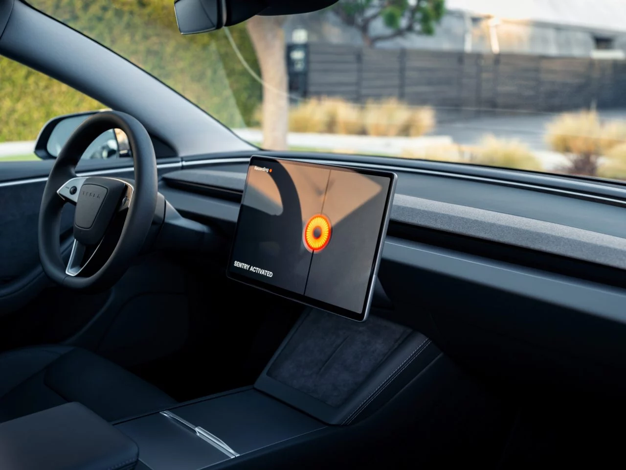 Volante e instrumentación digital de un Tesla Model 3, claridad y simplicidad tecnológica