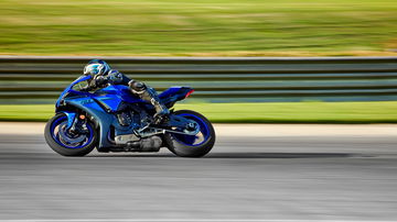 Yamaha YZF1000R1 2024 en plena acción, pura adrenalina sobre asfalto.