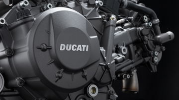 V2 Ducati, 126 CV y 54,4 kg, sin sistema desmodrómico.