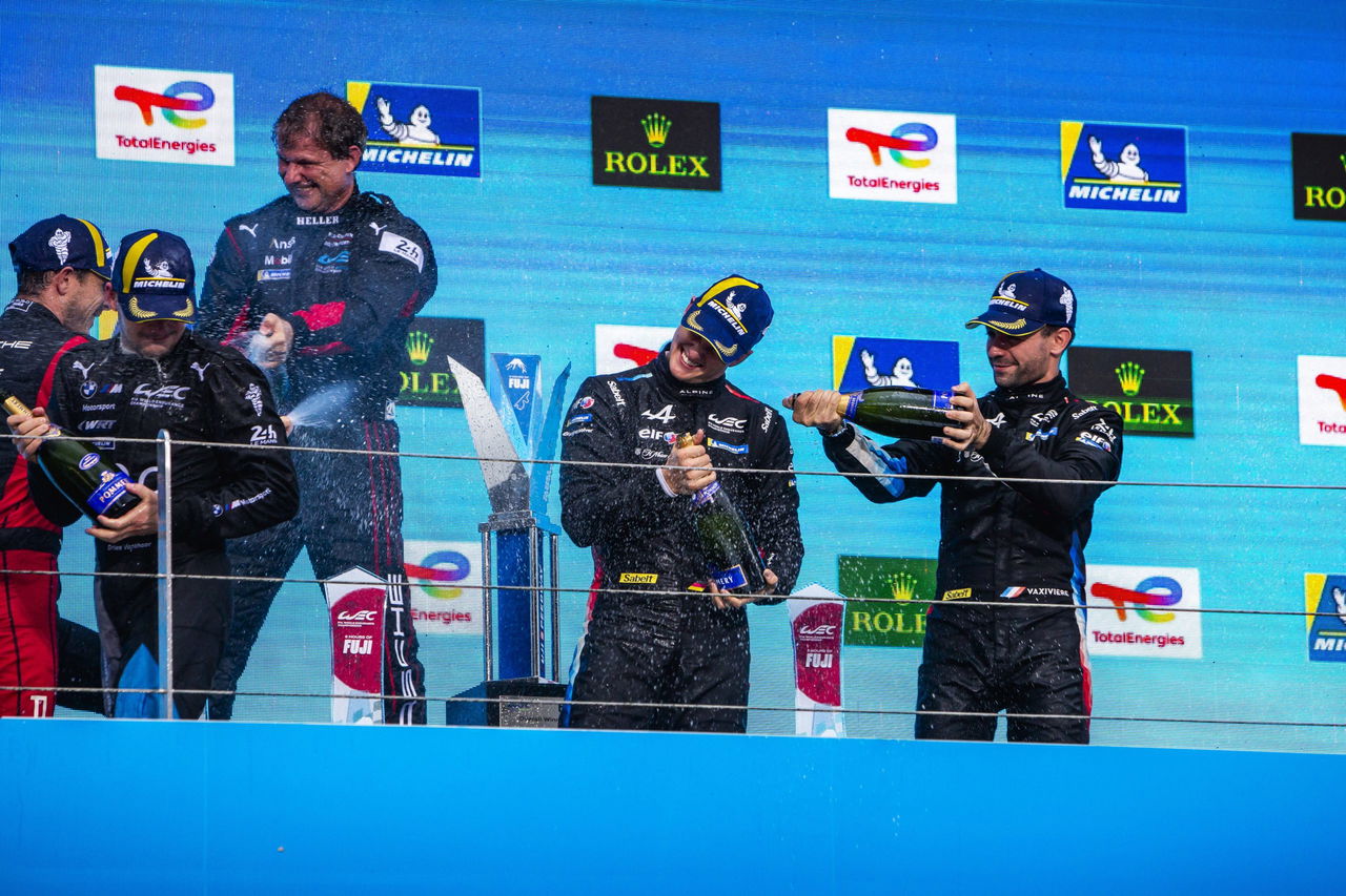 Nicolas Lapierre celebra en el podio junto a su equipo Alpine.