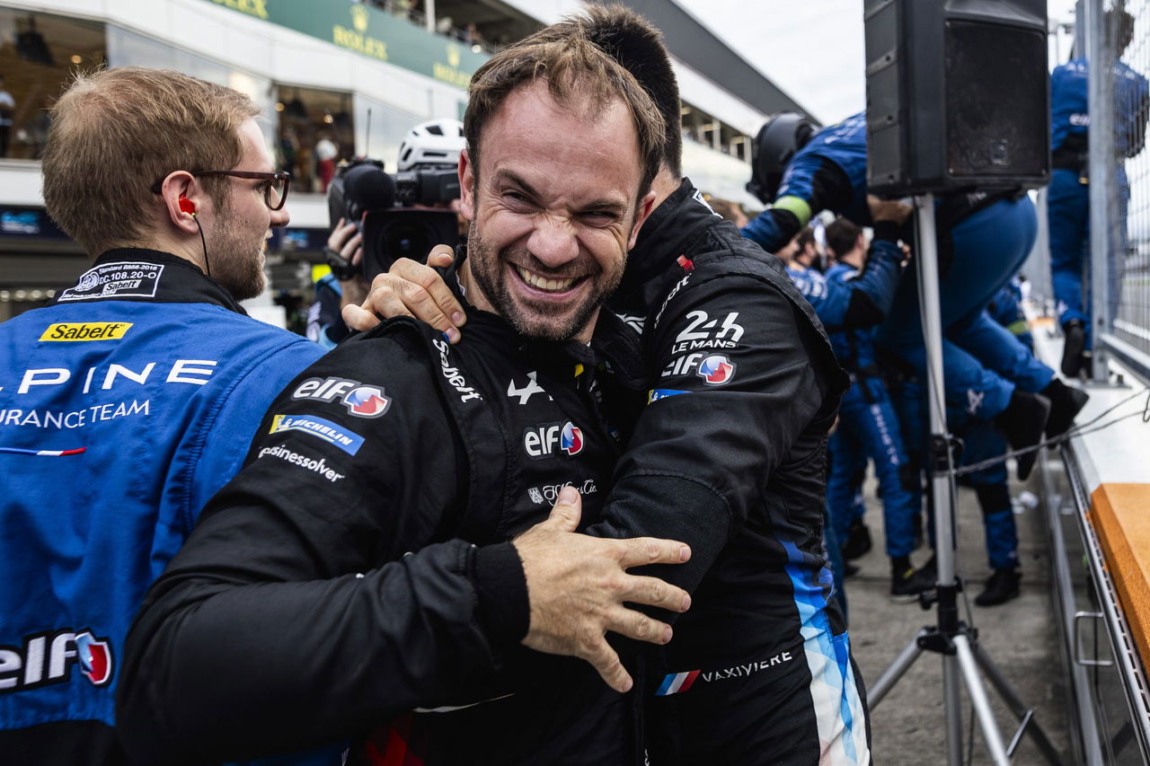 Nicolas Lapierre celebrando con su equipo en el WEC en Fuji.