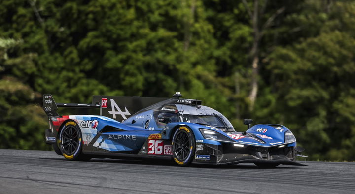 Vista lateral del Alpine A470 en competición en WEC Fuji.