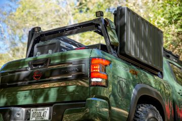 La Nissan Frontier equipada para aventuras off-road, mostrando su robusto perfil y techo equipado.