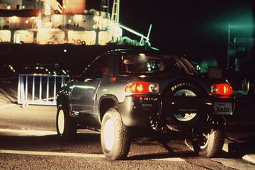 Vista nocturna del Nissan Judo Concept destacando su diseño robusto y su iluminación trasera.