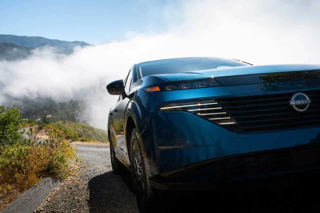 Imponente vista trasera del Nissan Murano 2025 destaca su diseño robusto y dinámico.