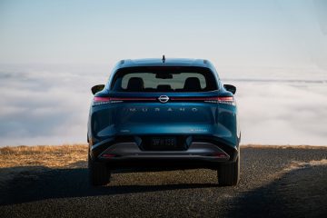 Vista trasera del Nissan Murano 2025 que muestra su diseño robusto y luces distintivas.