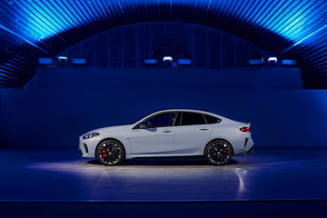 Vista lateral del BMW Serie 2 Gran Coupé mostrando su elegante silueta y diseño deportivo.