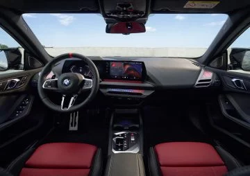 Vista del habitáculo de un BMW Serie 2 Gran Coupé, destacando el diseño y acabados premium.