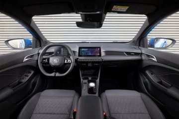 Vista frontal del habitáculo, destacando diseño y ergonomía del MG3.