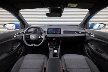 Vista frontal del habitáculo, destacando diseño y ergonomía del MG3.