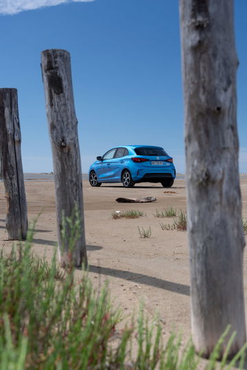 Vista lateral del MG3 destacando su diseño y entorno playero.