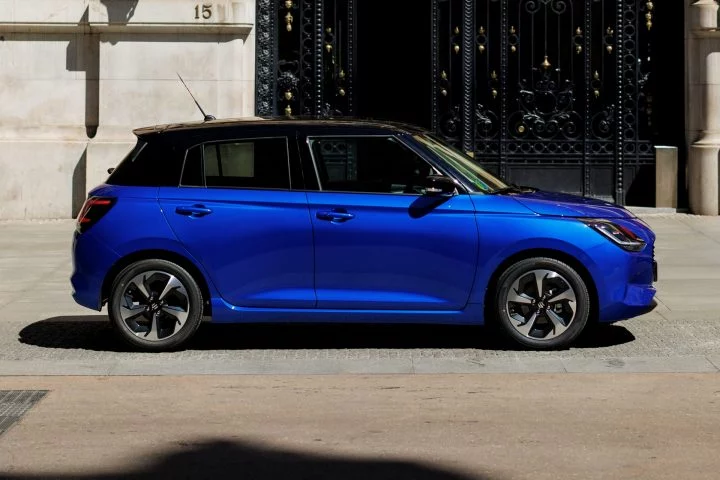 El Suzuki Swift muestra su diseño compacto y moderno en azul vibrante.