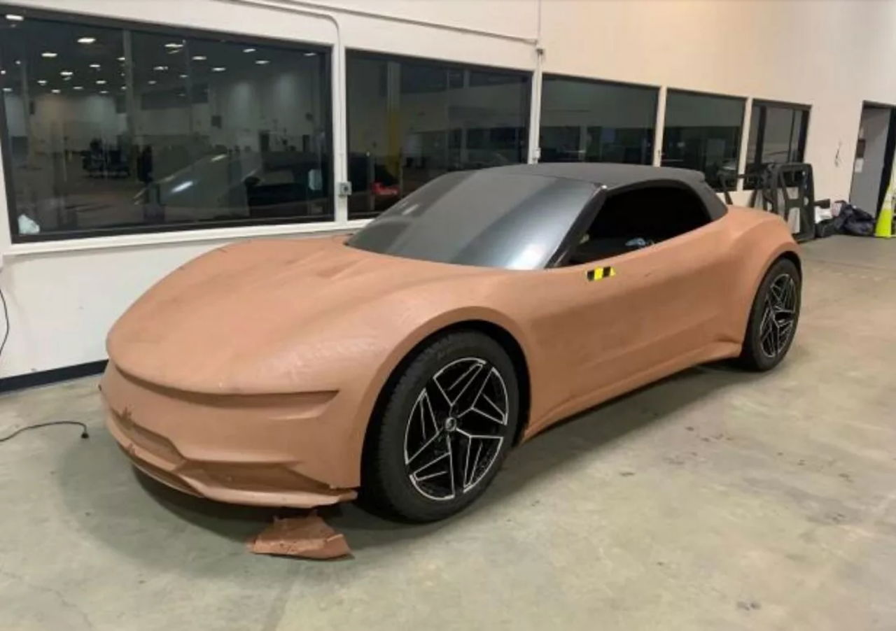 Prototipo abandonado de Fisker en una oficina desmantelada