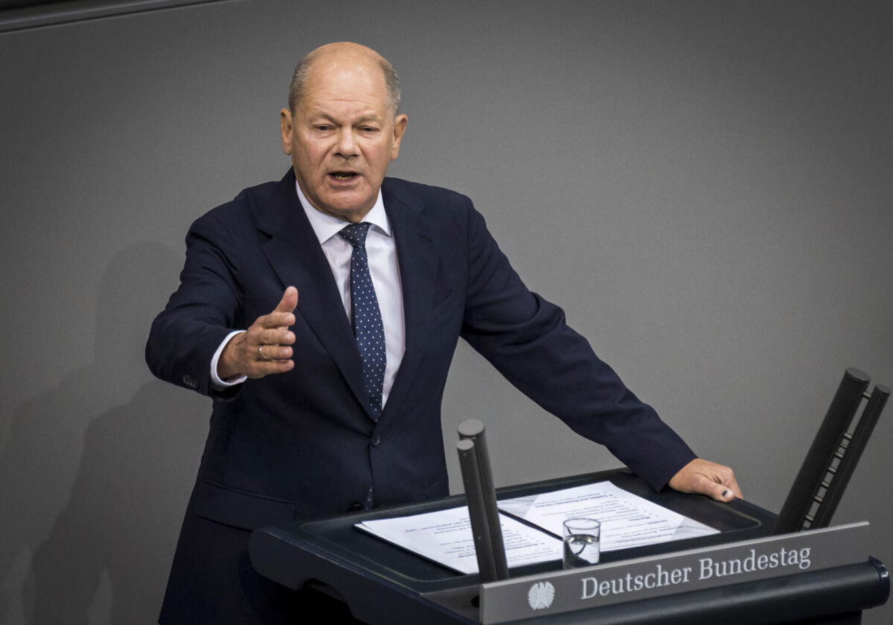 Político alemán hablando en el Bundestag, sin coches visibles.