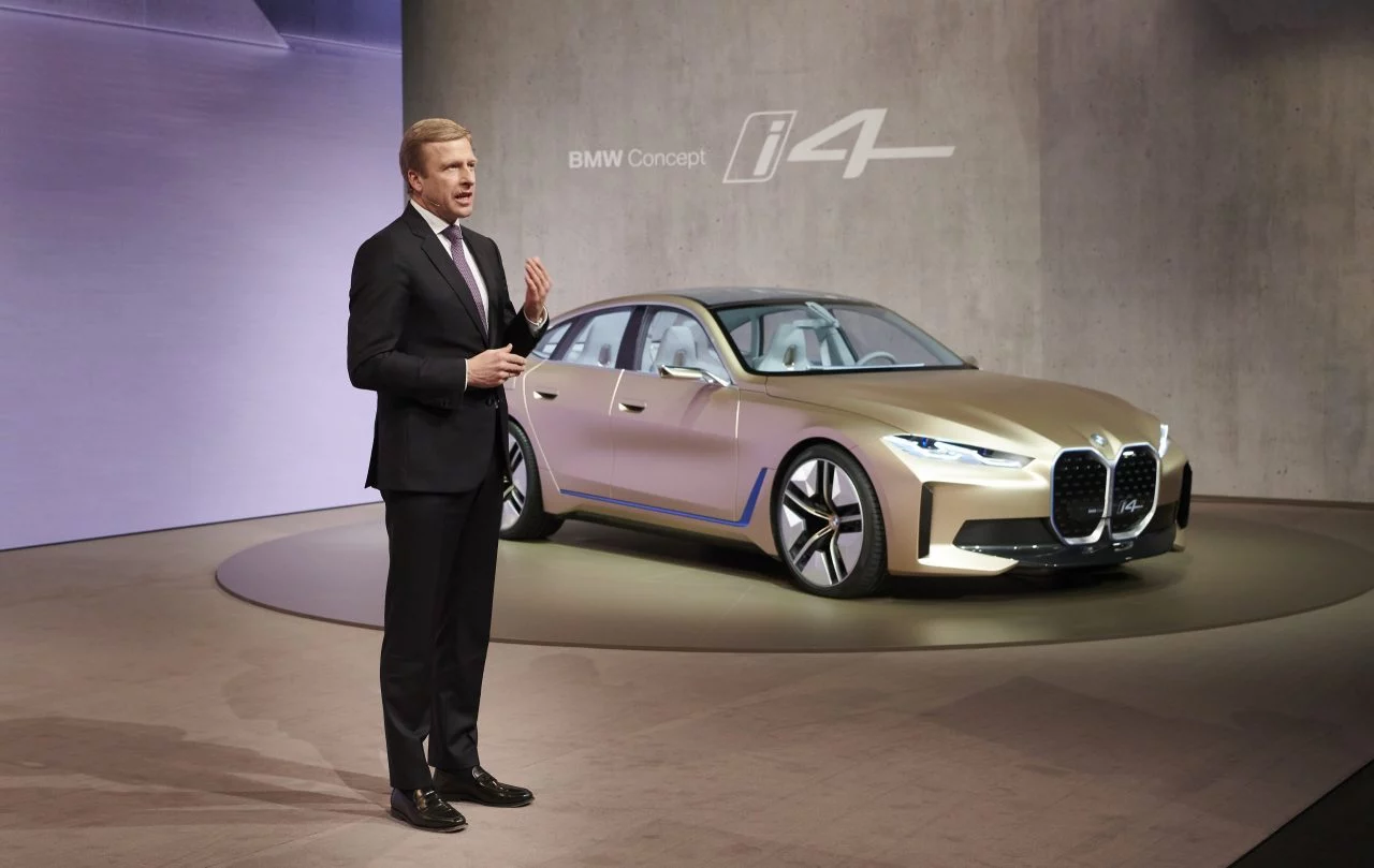 El CEO de BMW presenta el vehículo eléctrico concepto i4 en un escenario corporativo