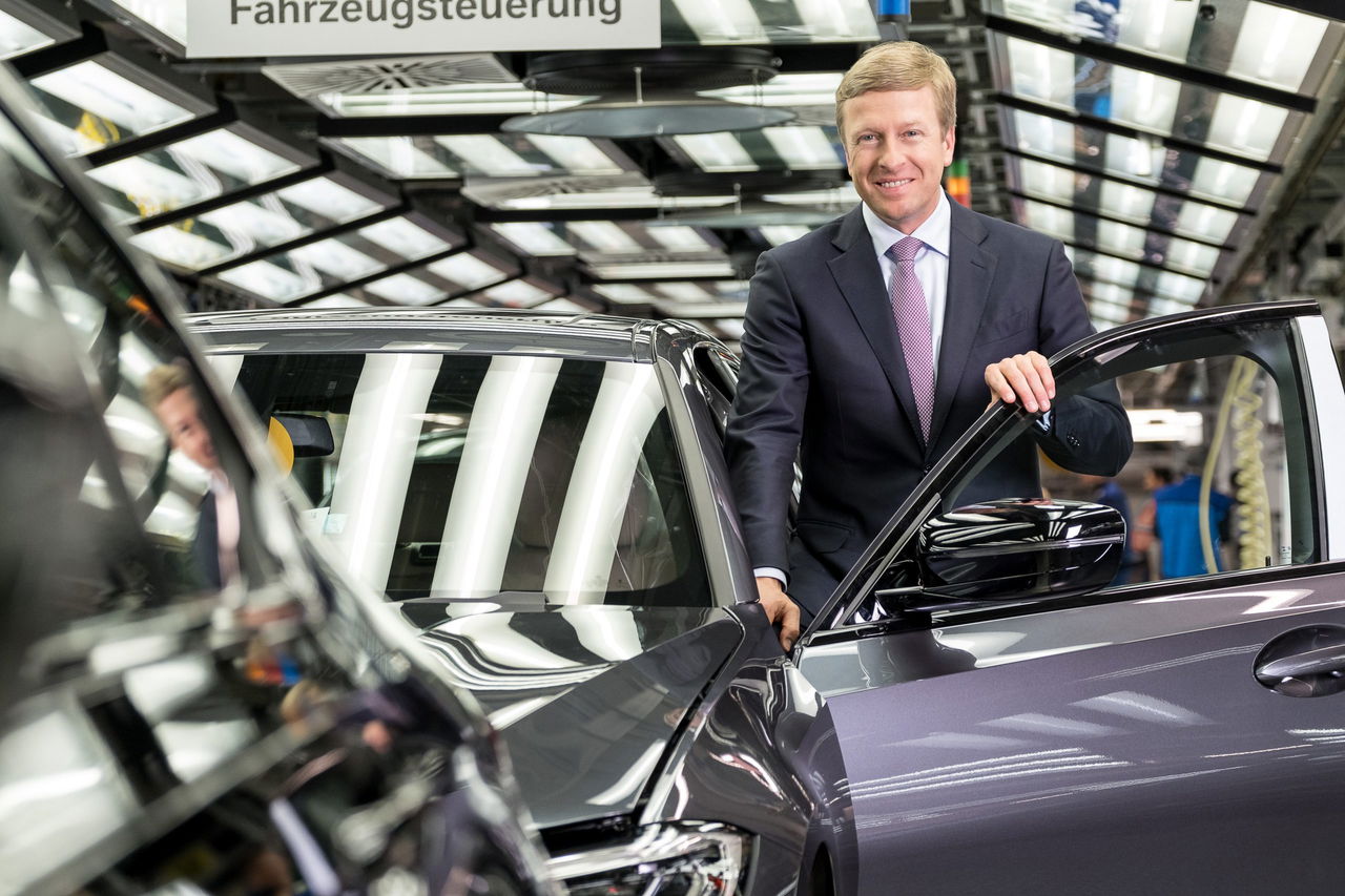 Oliver Zipse, CEO de BMW, junto a un vehículo de la marca en la línea de montaje.