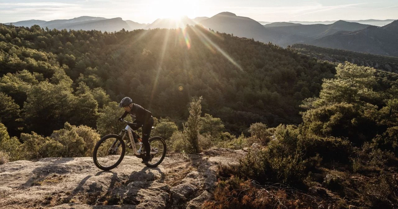 Ebike Orbea Rise con suspensión Fox en entorno natural al amanecer