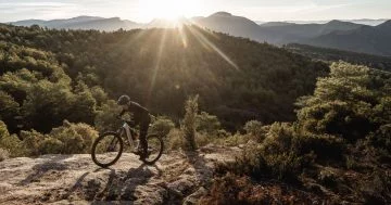 Ebike Orbea Rise con suspensión Fox en entorno natural al amanecer