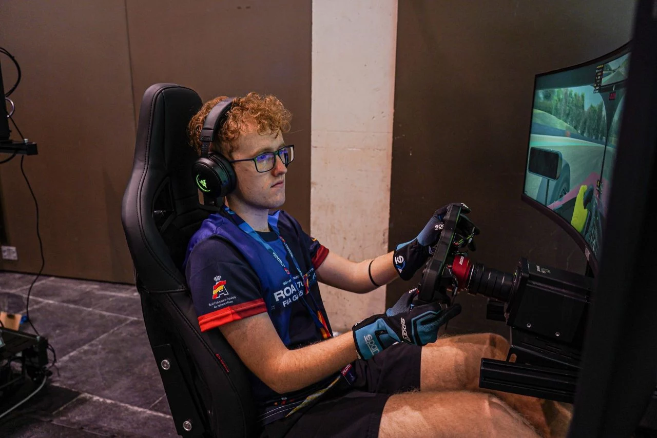 Pablo Espes concentrado en una sesión de iRacing en los Motorsport Games 2024