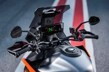 Pantalla táctil interactiva integrada en motocicleta KTM.