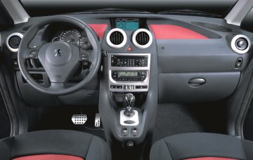 Vista del habitáculo del Peugeot 1007, destacando su diseño práctico y ergonómico.