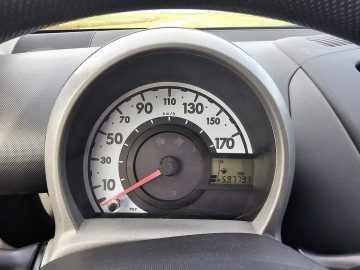 Vista del odómetro de un Peugeot 107 con 600.000 km recorridos, un hito impresionante.