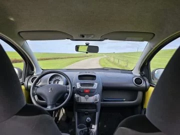 Vista del habitáculo demostrando la sencillez y resistencia del Peugeot 107 tras 600.000 km