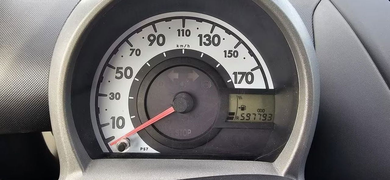 Cuadro de instrumentos del Peugeot 107 con 600.000 km