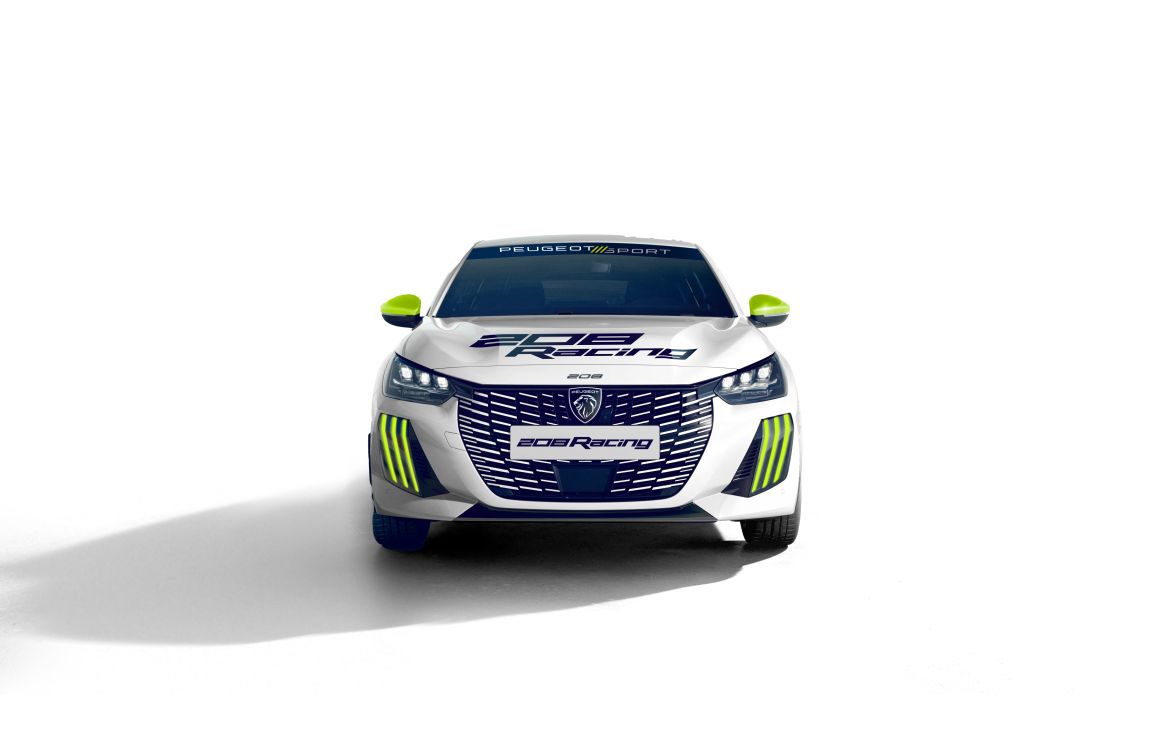 Vista frontal del Peugeot 208 Racing que evoca el espíritu deportivo del desafío de los 90.