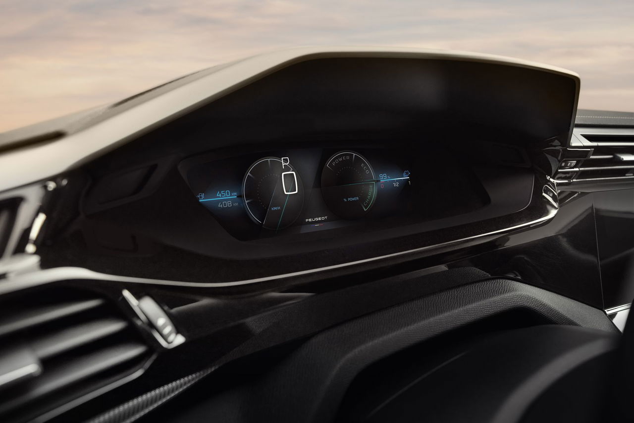 Cuadro instrumentos digital Peugeot E-408, diseño futurista y alta tecnología.