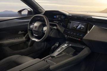 La cabina del Peugeot e-408 combina diseño vanguardista y tecnología digital.