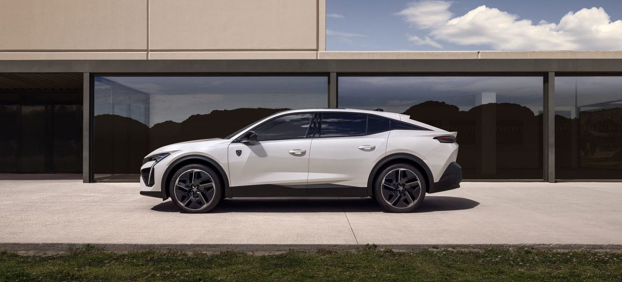 Vista lateral del nuevo Peugeot e-408, con diseño vanguardista y líneas aerodinámicas.