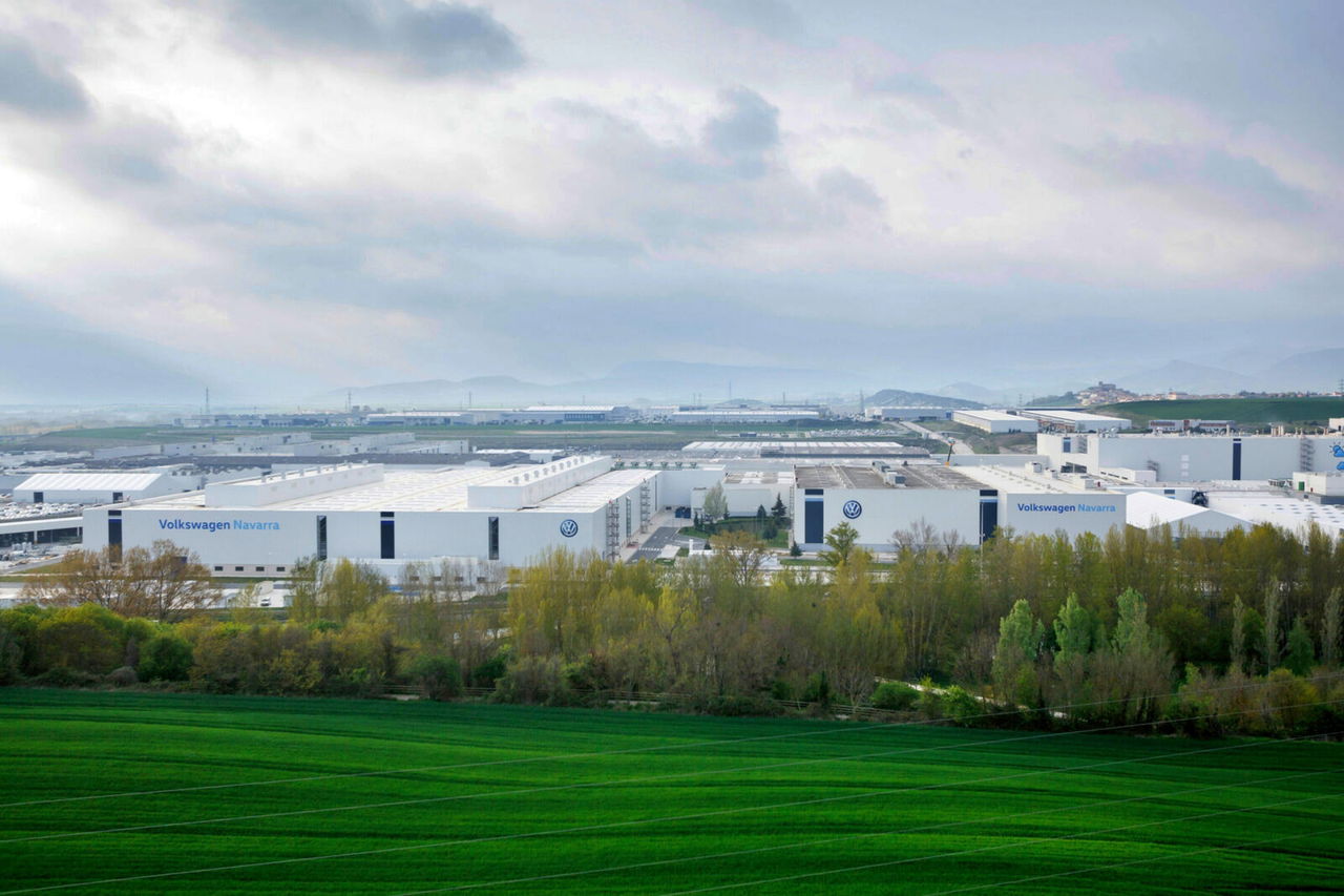 Vista lateral de la planta de Volkswagen en Navarra, entre paisaje verde.