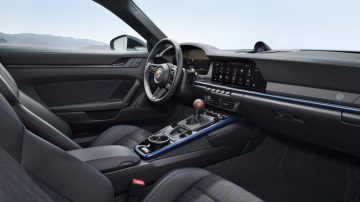 Vista del habitáculo deportivo y ergonómico del Porsche 911 Carrera T.