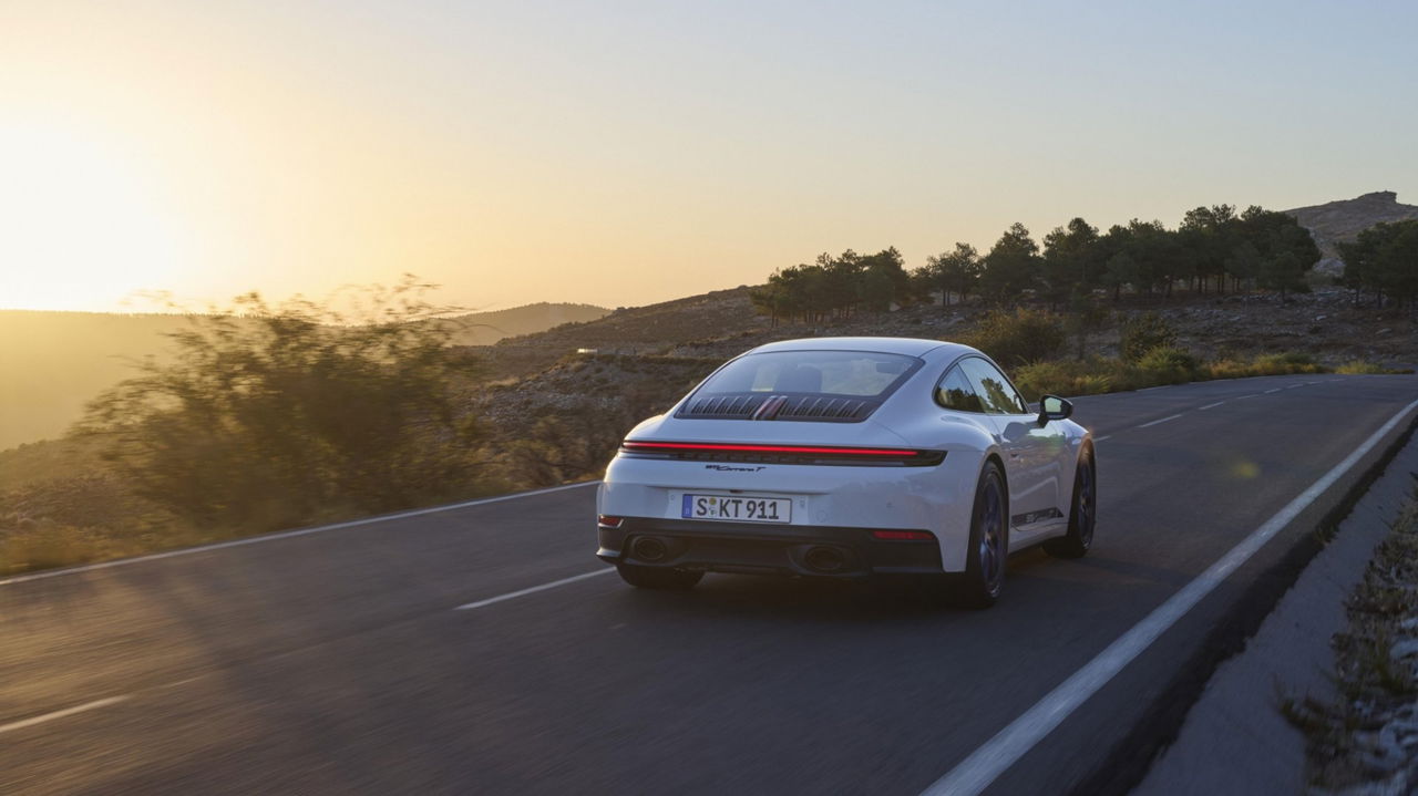 Porsche 911 Carrera T capturado en acción, transmitiendo deportividad y elegancia.