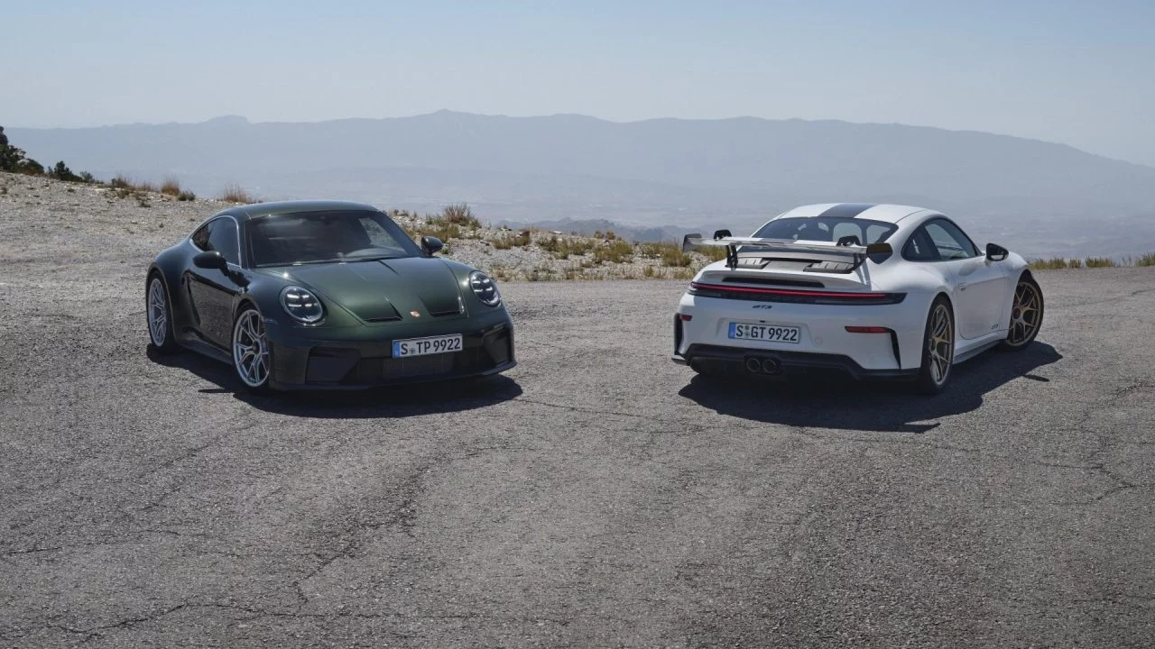 Vista lateral del Porsche 911 GT3 992 con 503 CV, perfecto equilibrio entre diseño y potencia.