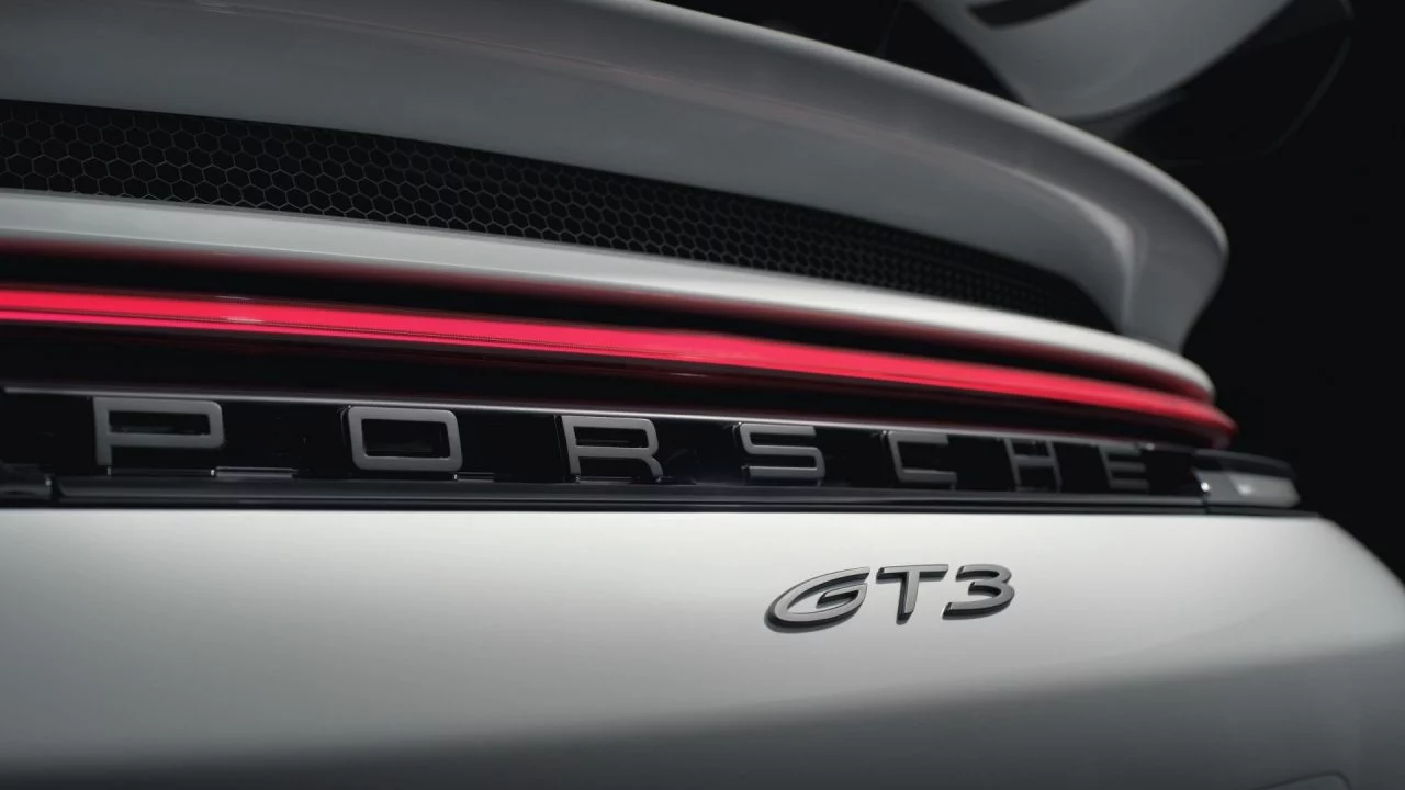 Vista parcial que resalta el emblemático logo del Porsche 911 GT3.