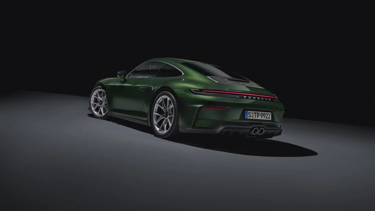 Vista trasera y lateral de un Porsche 911 GT3, mostrando su diseño deportivo