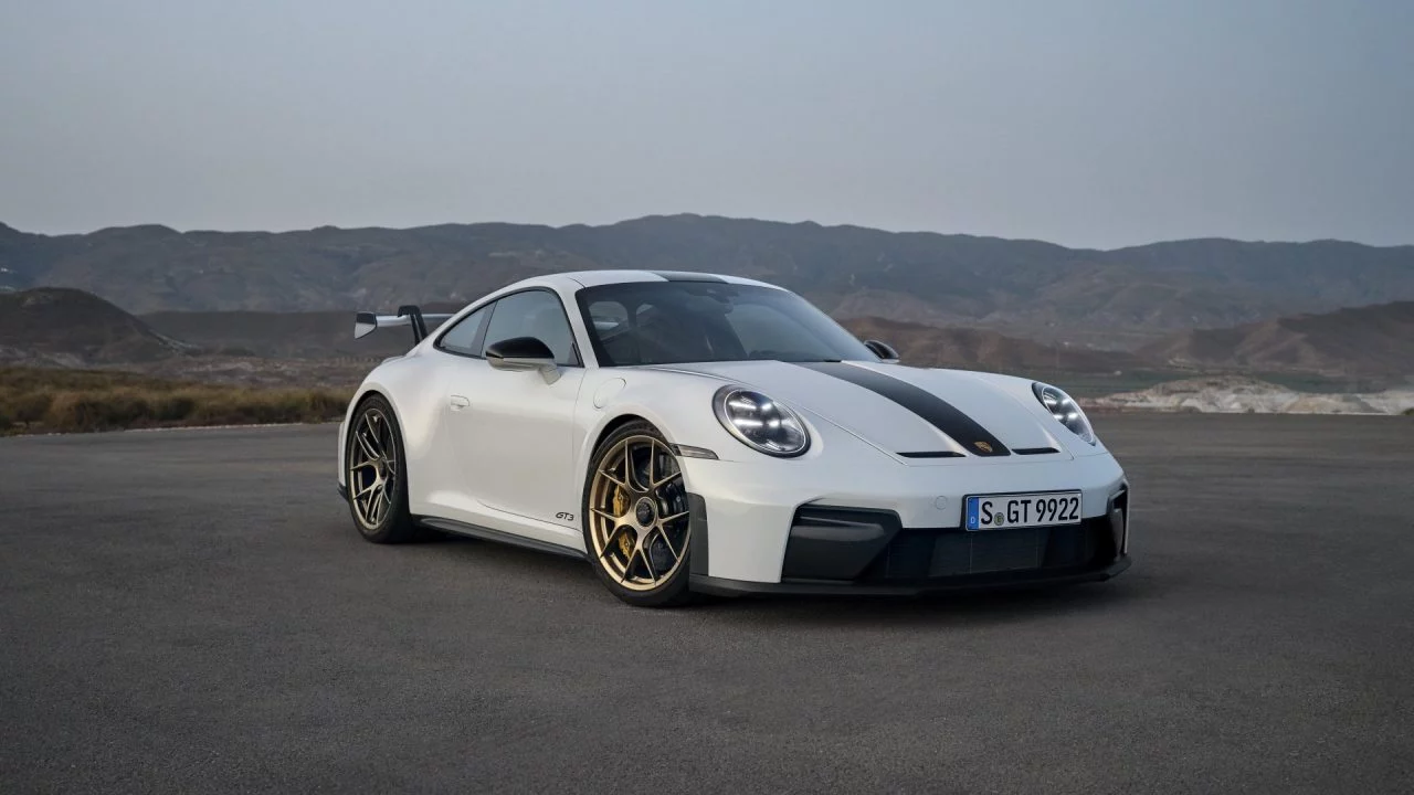 Vista lateral del Porsche 911 GT3, destacando su diseño aerodinámico