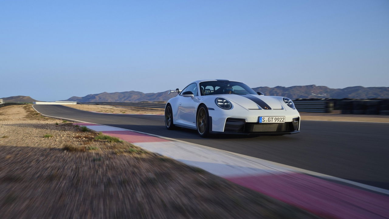 Perfil del Porsche 911 GT3 (992) en acción, destilando deportividad.