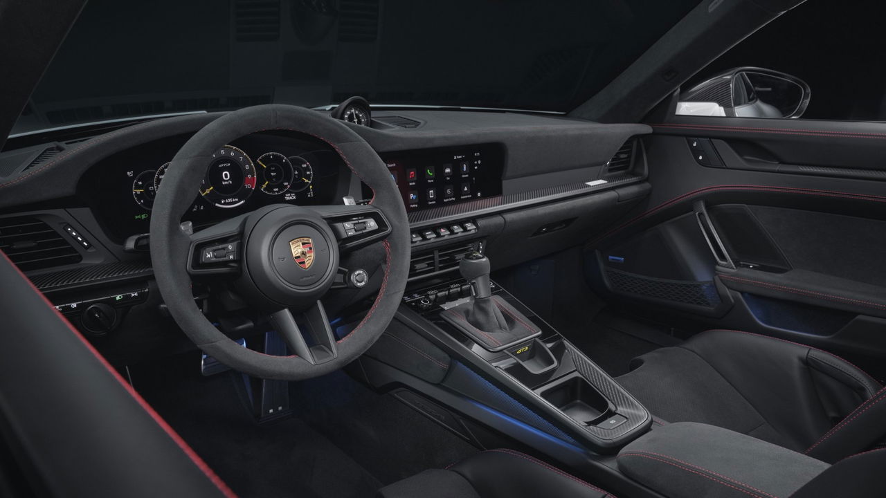 Cockpit del Porsche 911 GT3 que resalta deportividad y ergonomía, con volante multifunción y asientos de competición.