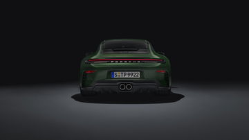 Silueta trasera del Porsche 911 GT3 enfatizando su diseño atlético y spoiler prominente.