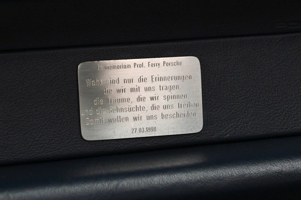 Placa conmemorativa en Porsche 993, homenaje a la era del aire.