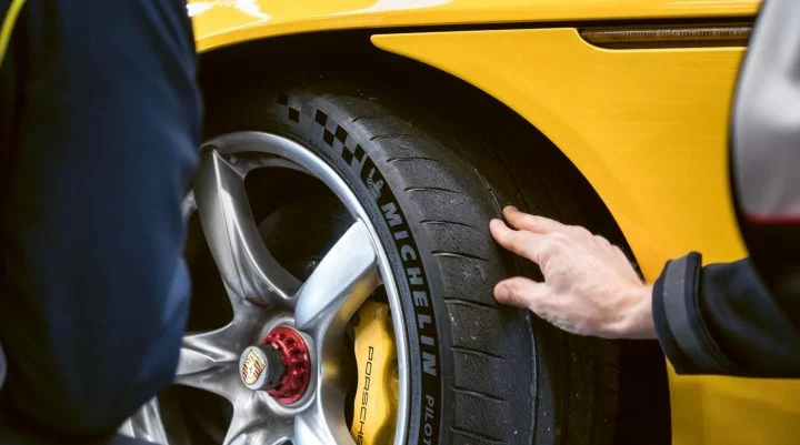 Vista del exclusivo rin del Porsche Carrera GT, destacando su diseño y logo.