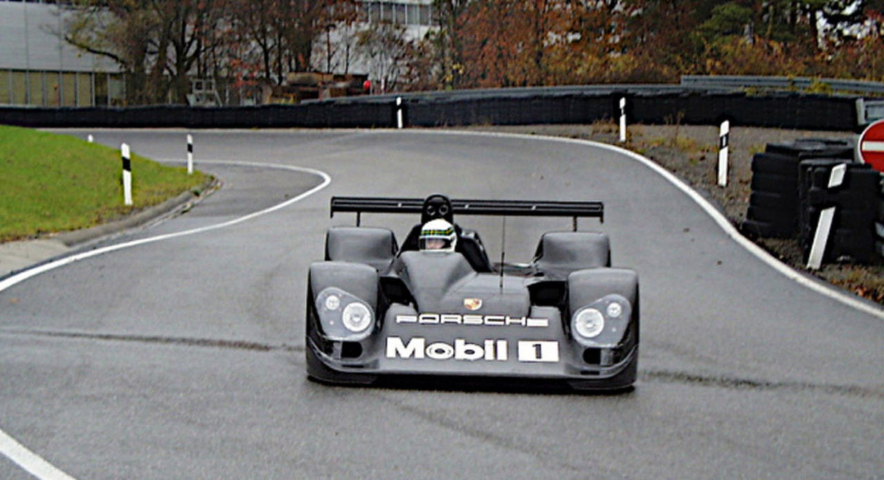 Vista en pista del Porsche LMP2000, prototipo que pudo reinar en Le Mans.