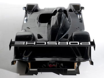 Vista trasera muestra aerodinámica refinada Porsche LMP2000.