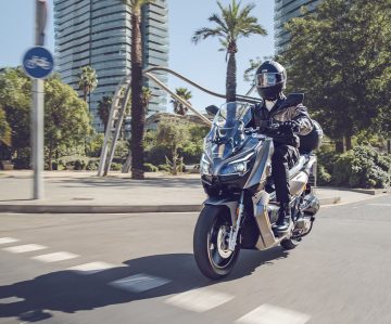 La QJ Motor ATR 125 Hybrid se muestra en acción en calles urbanas.