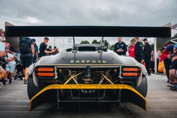 Vista de la zaga del Radford en Goodwood revela un diseño agresivo y detalles aerodinámicos.