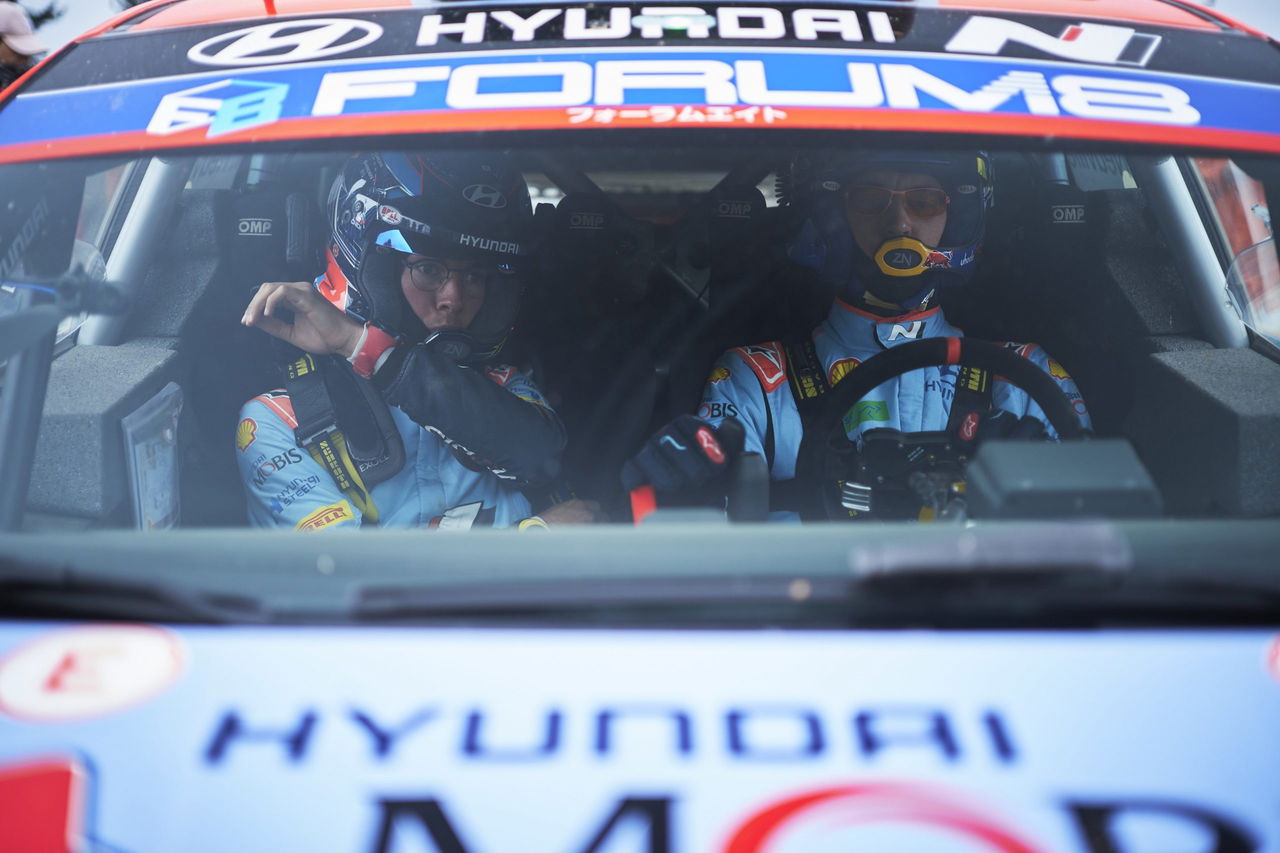 Piloto y copiloto concentrados en Hyundai i20 WRC antes de la etapa