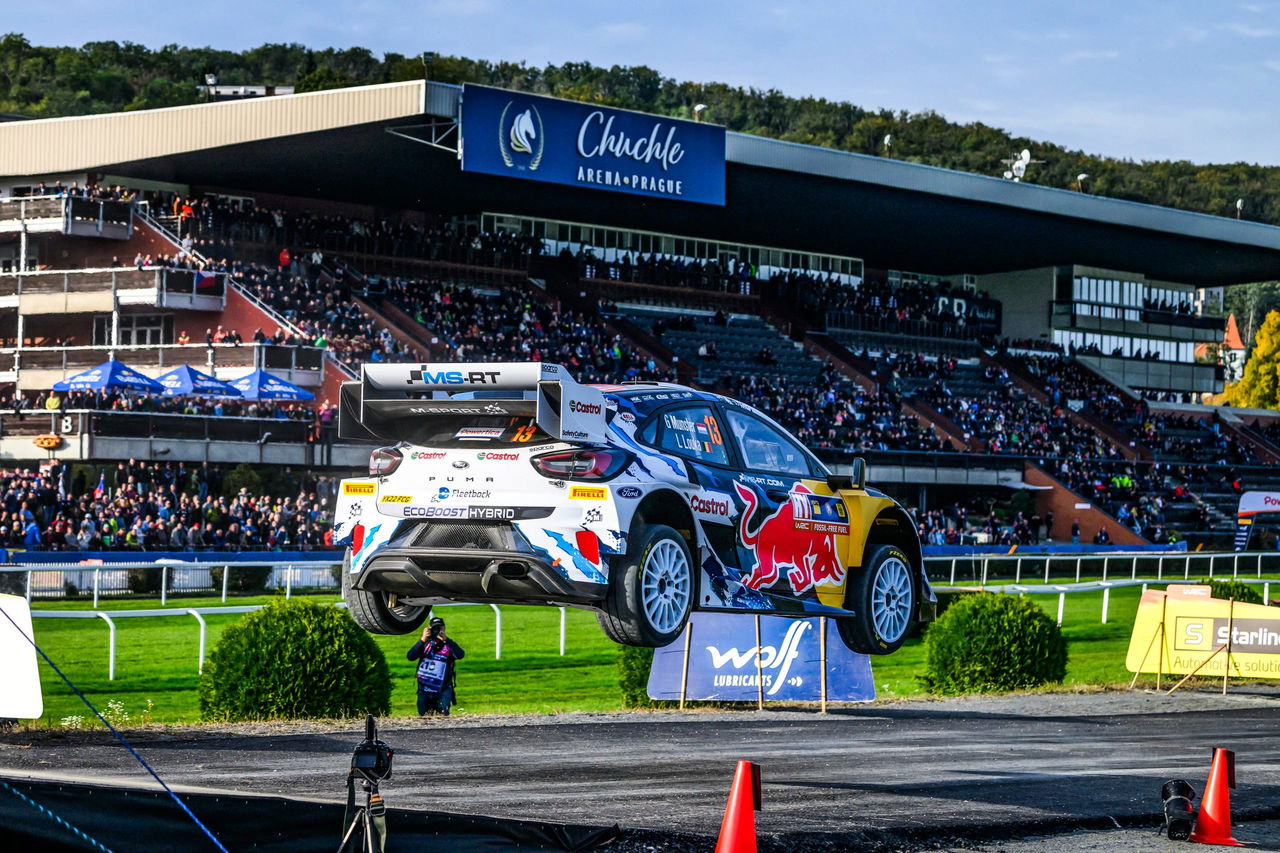 M-Sport Ford Fiesta WRC en acción, despegando con destreza y potencia.